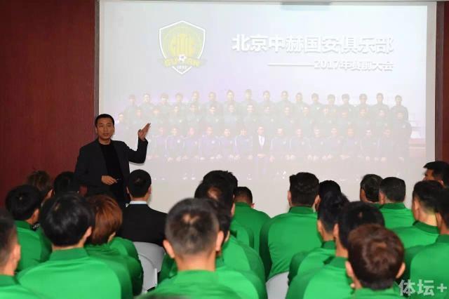 和女演员同居